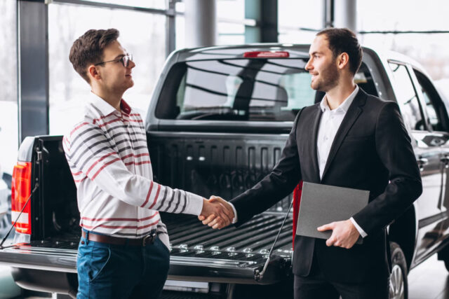 Un marchand automobile avec un client