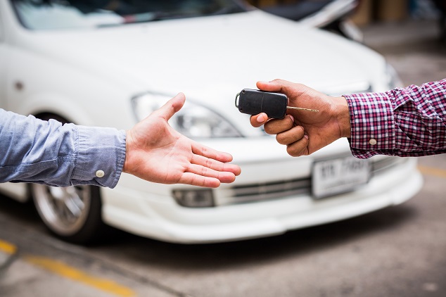 Mandataire automobile avec un client